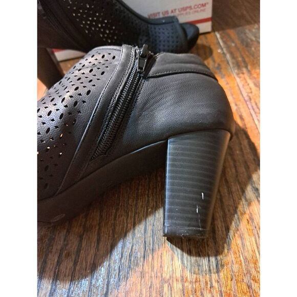 9M Giani Bernini Black Cut Out Perforated Open Toe Chunky Heel Shoes - Picture 7 of 9